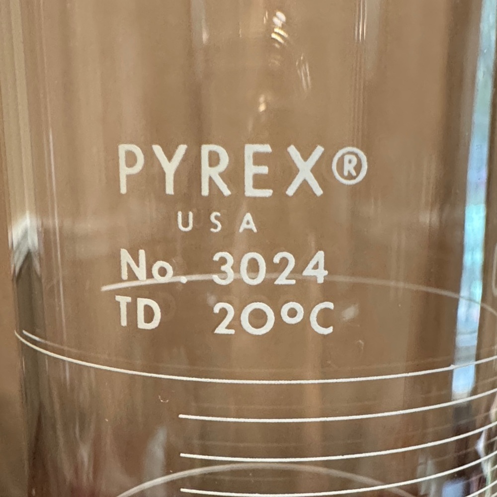 Pyrex Graduated Cylinder - Picture 2 of 5